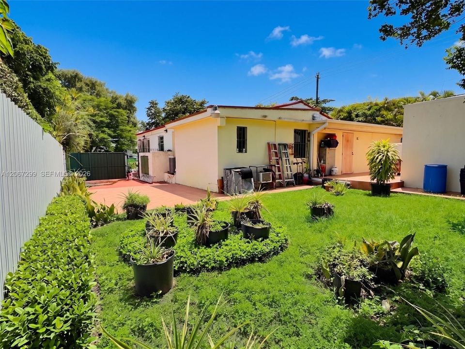Active With Contract: $1,035,000 (3 beds, 2 baths, 2680 Square Feet)