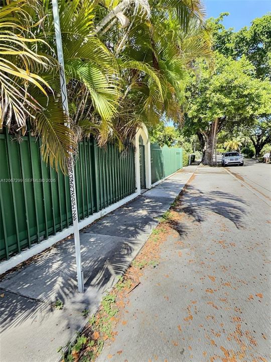Active With Contract: $1,035,000 (3 beds, 2 baths, 2680 Square Feet)
