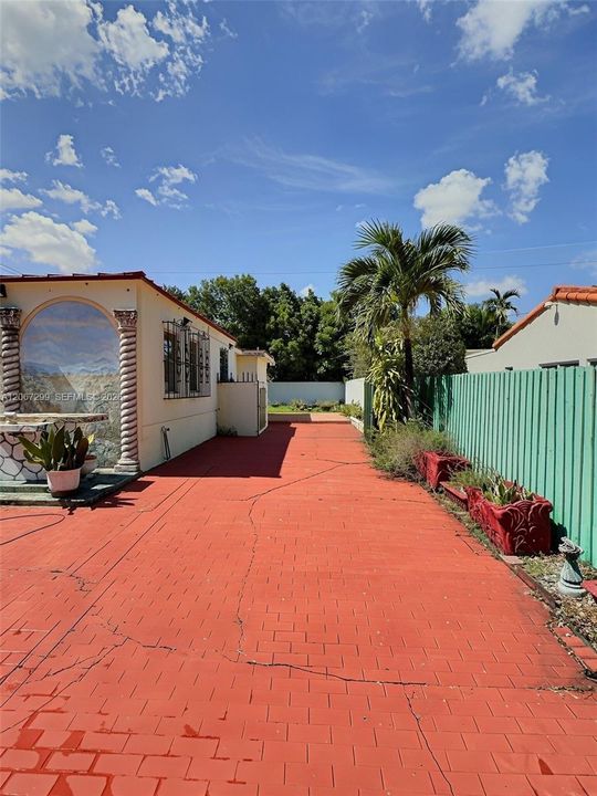 Active With Contract: $1,035,000 (3 beds, 2 baths, 2680 Square Feet)