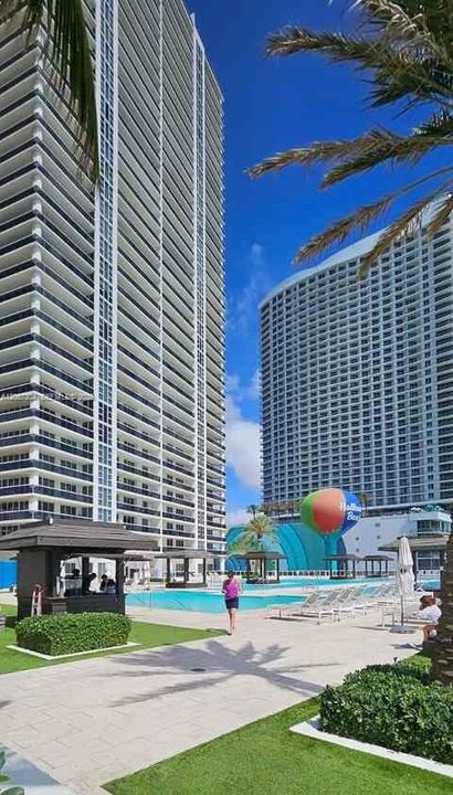 For Rent: $5,600 (2 beds, 2 baths, 1337 Square Feet)