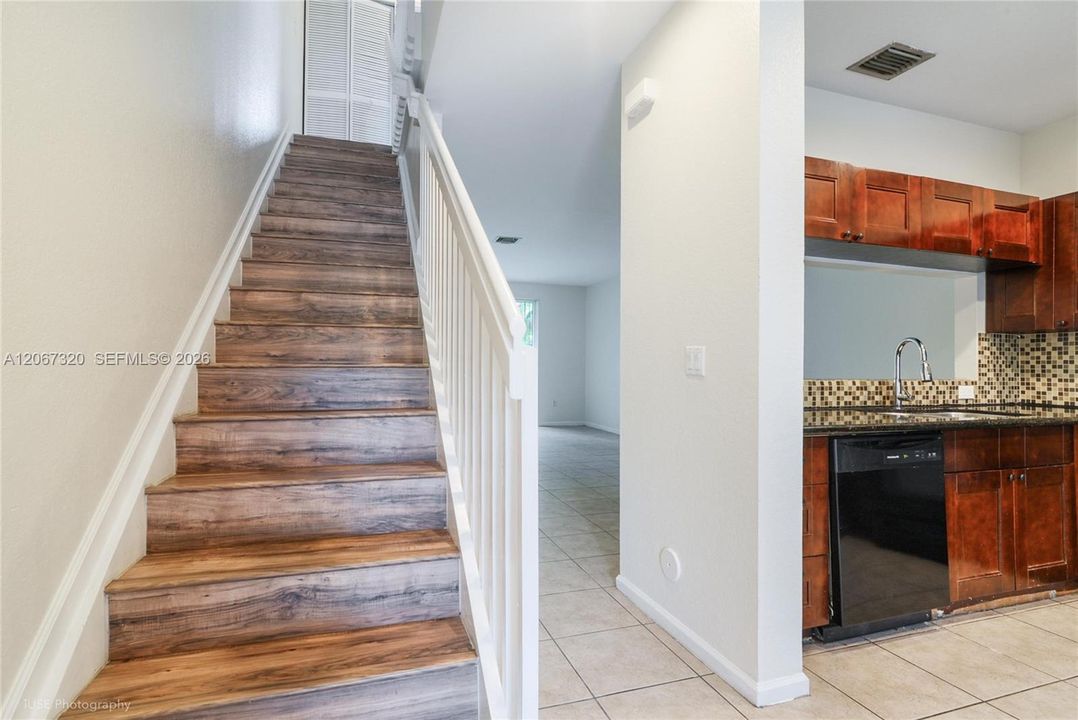 For Sale: $330,000 (2 beds, 2 baths, 1056 Square Feet)