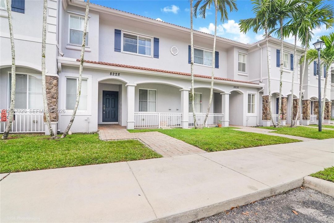 For Sale: $330,000 (2 beds, 2 baths, 1056 Square Feet)