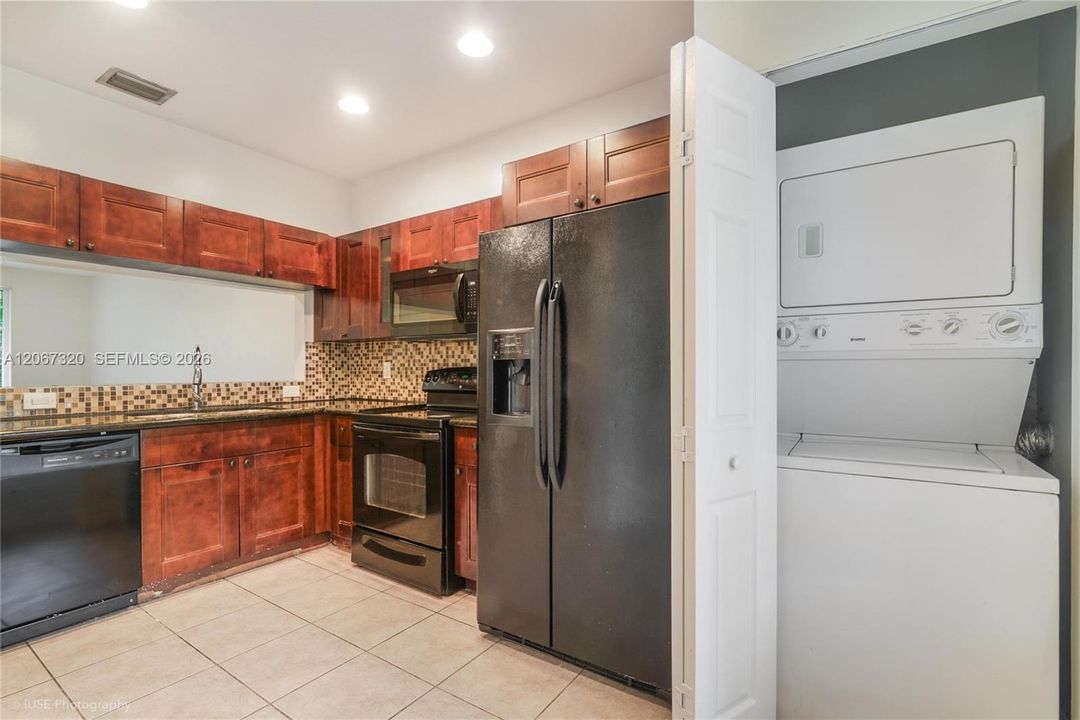 For Sale: $330,000 (2 beds, 2 baths, 1056 Square Feet)