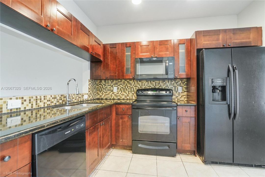 For Sale: $330,000 (2 beds, 2 baths, 1056 Square Feet)
