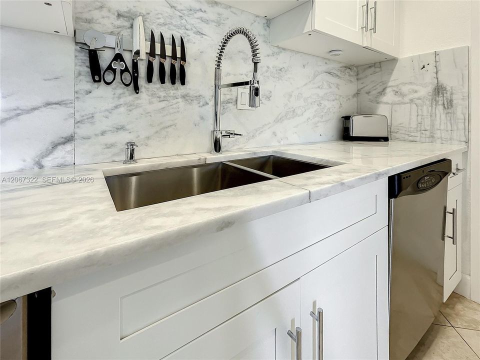 For Sale: $499,000 (2 beds, 2 baths, 1086 Square Feet)