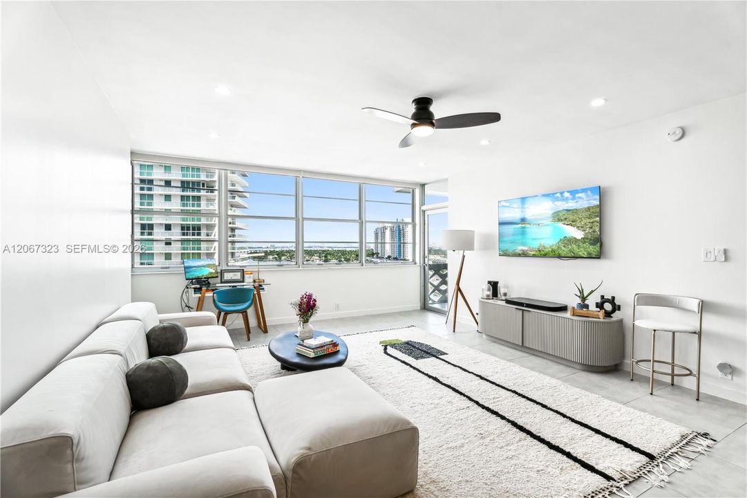 Active With Contract: $4,950 (1 beds, 1 baths, 897 Square Feet)