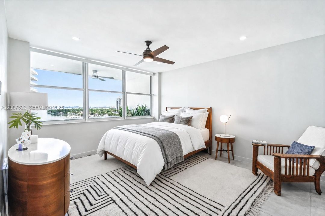 Active With Contract: $4,950 (1 beds, 1 baths, 897 Square Feet)