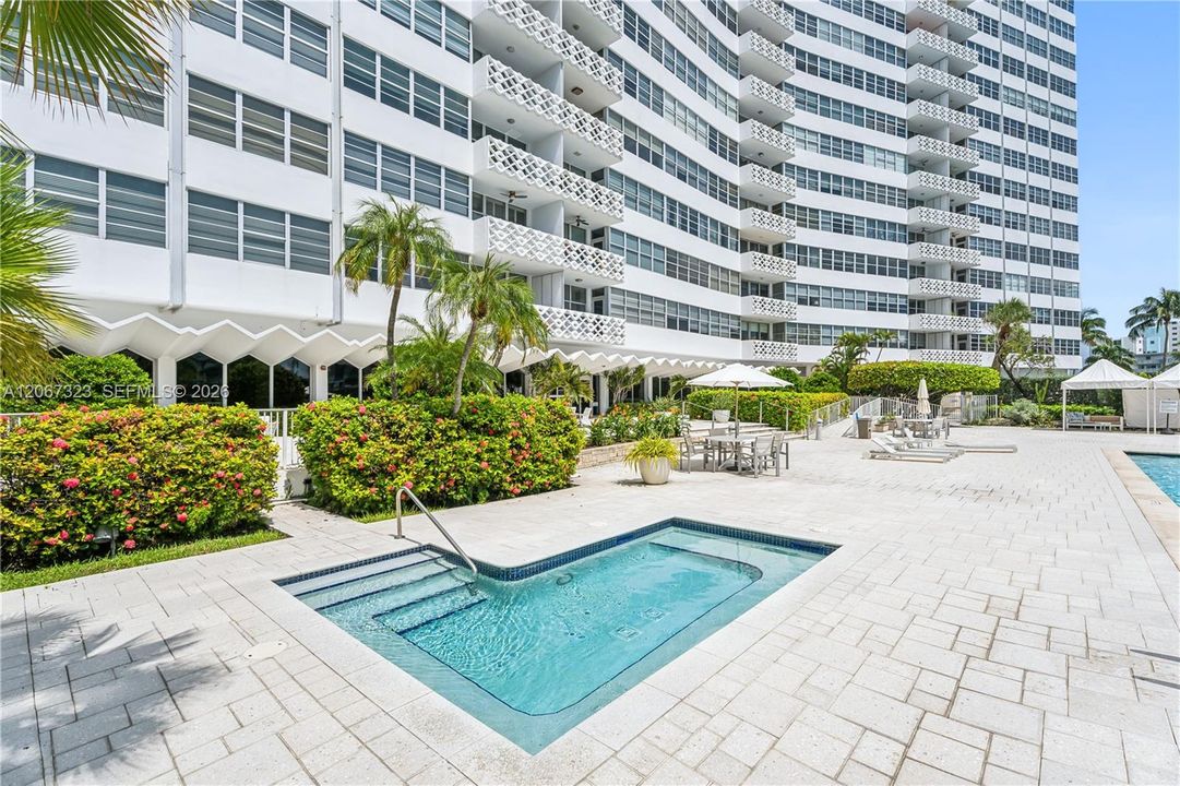 Active With Contract: $4,950 (1 beds, 1 baths, 897 Square Feet)