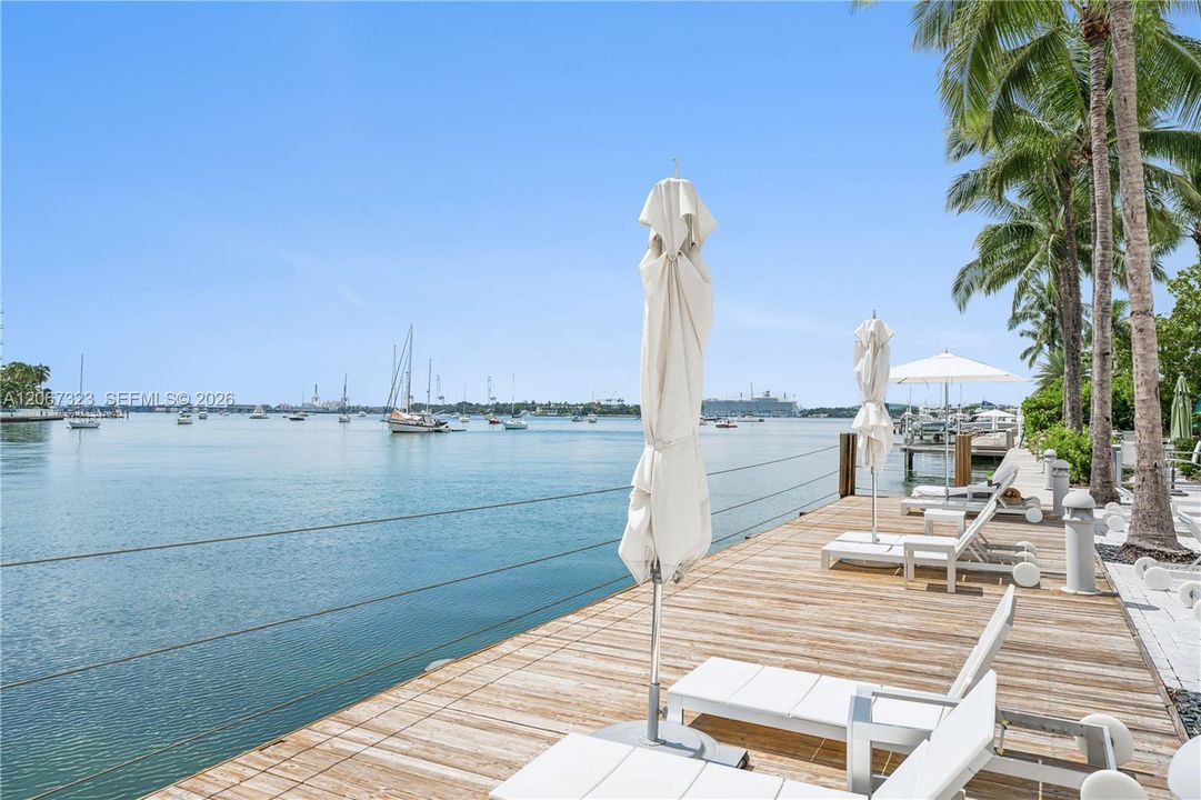 Active With Contract: $4,950 (1 beds, 1 baths, 897 Square Feet)