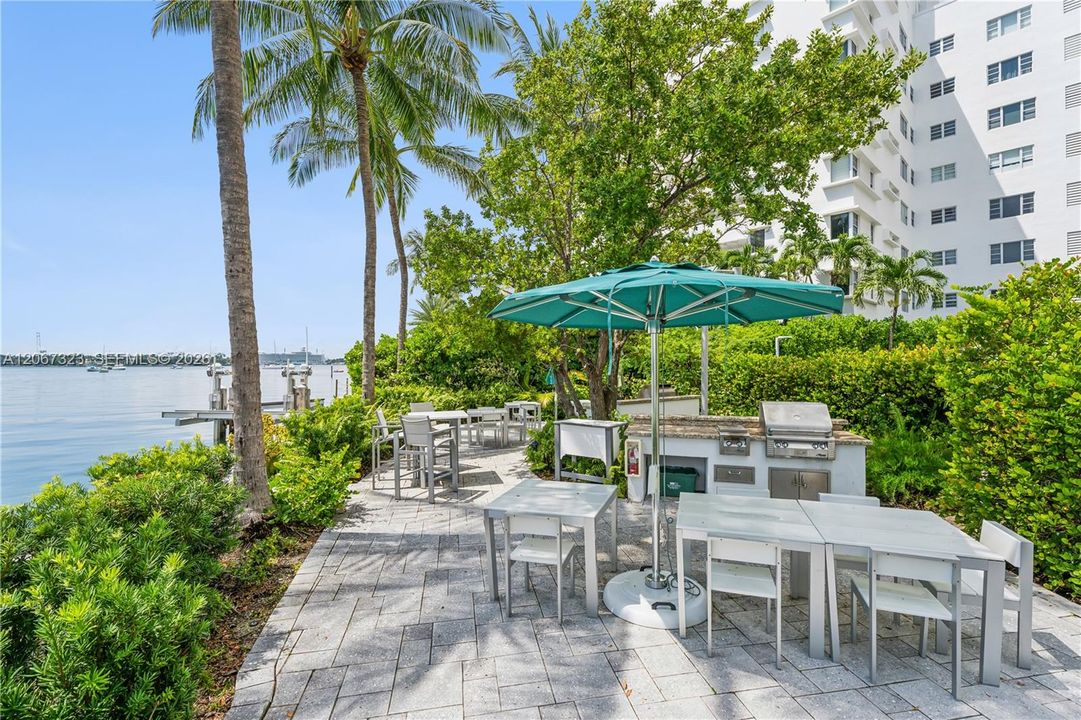 Active With Contract: $4,950 (1 beds, 1 baths, 897 Square Feet)