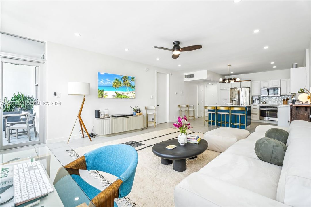 Active With Contract: $4,950 (1 beds, 1 baths, 897 Square Feet)