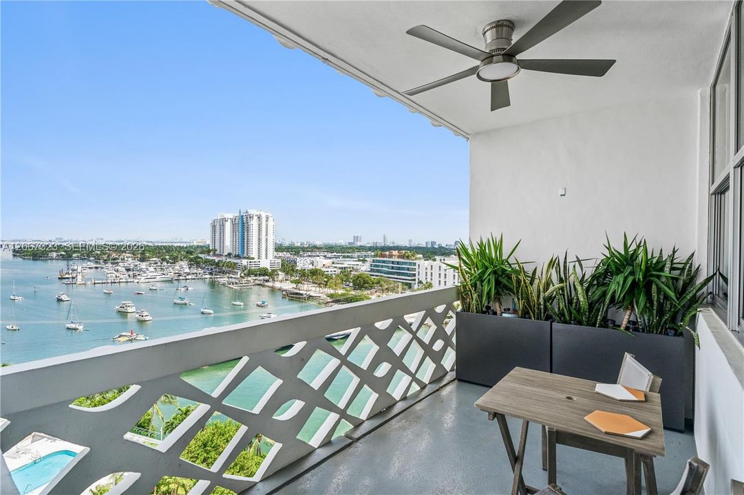 Active With Contract: $4,950 (1 beds, 1 baths, 897 Square Feet)