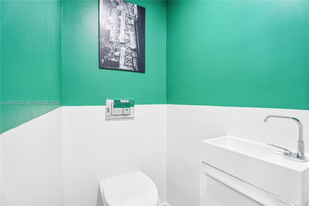 Active With Contract: $4,950 (1 beds, 1 baths, 897 Square Feet)