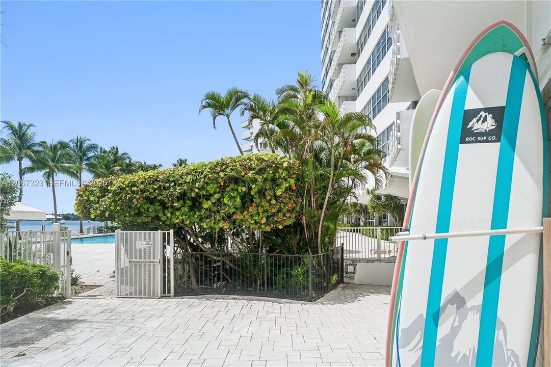Active With Contract: $4,950 (1 beds, 1 baths, 897 Square Feet)