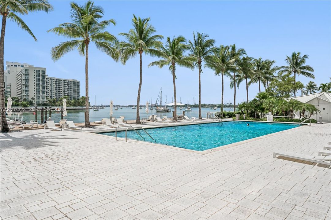 Active With Contract: $4,950 (1 beds, 1 baths, 897 Square Feet)