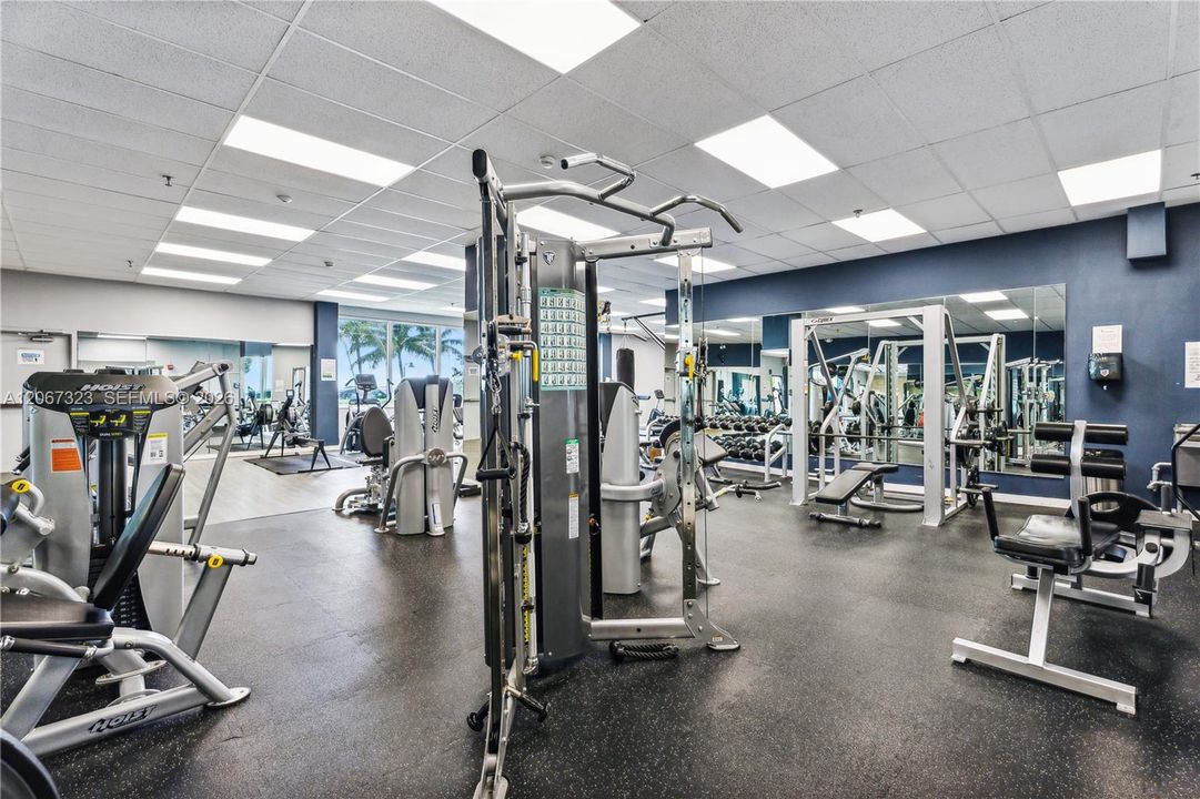 Active With Contract: $4,950 (1 beds, 1 baths, 897 Square Feet)