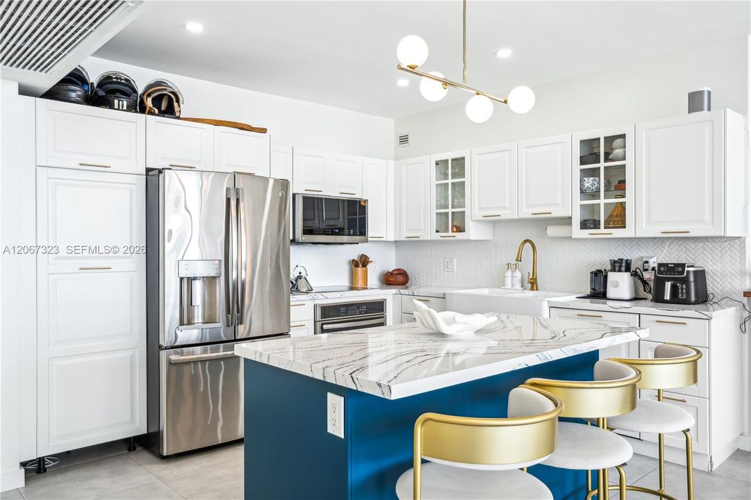 Active With Contract: $4,950 (1 beds, 1 baths, 897 Square Feet)