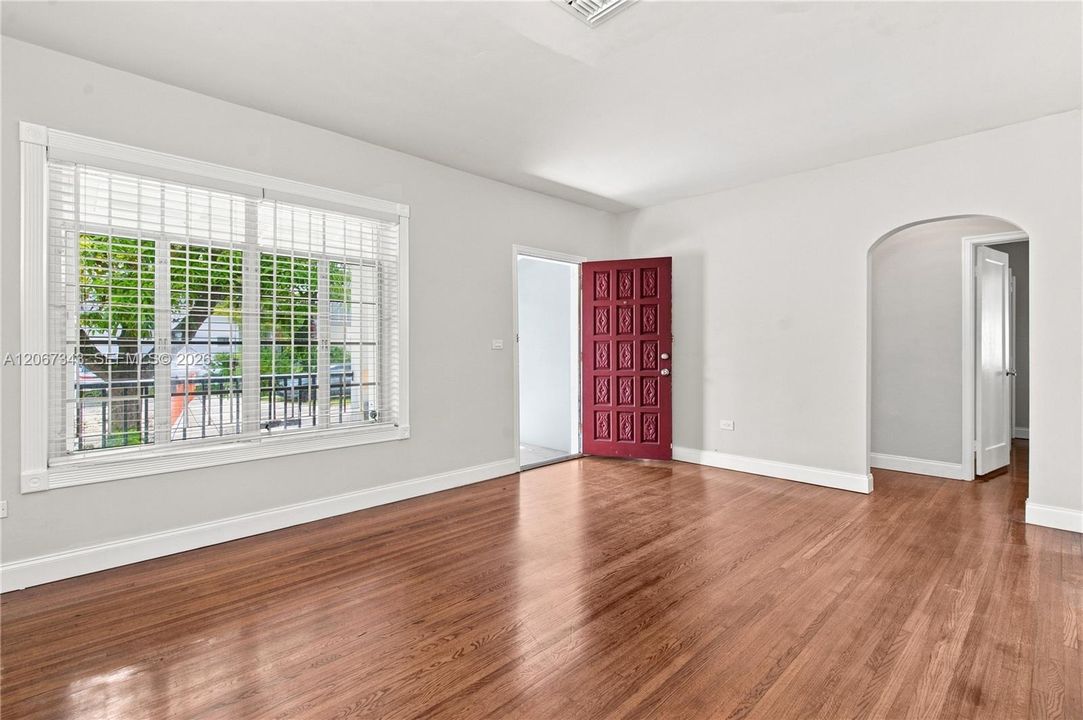 Active With Contract: $3,100 (2 beds, 1 baths, 816 Square Feet)