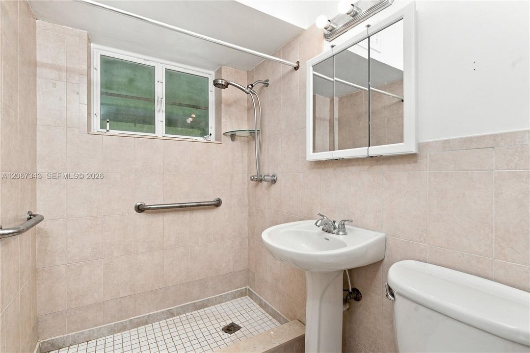 Active With Contract: $3,100 (2 beds, 1 baths, 816 Square Feet)