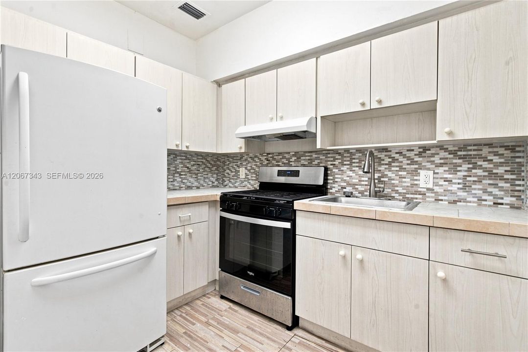 Active With Contract: $3,100 (2 beds, 1 baths, 816 Square Feet)