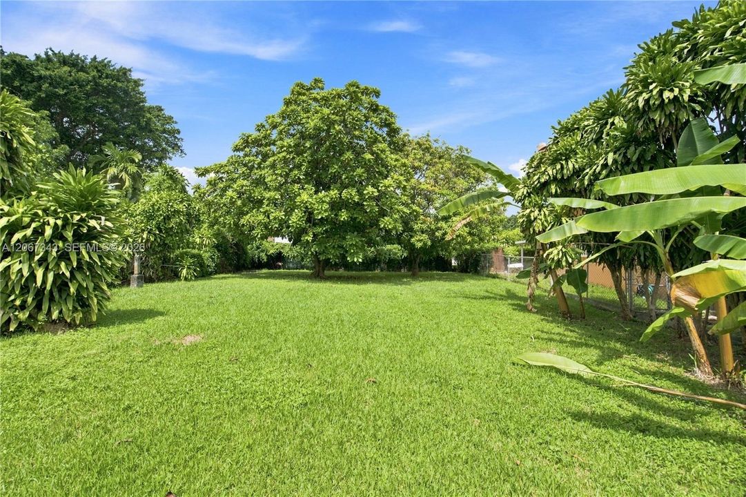 Active With Contract: $3,100 (2 beds, 1 baths, 816 Square Feet)