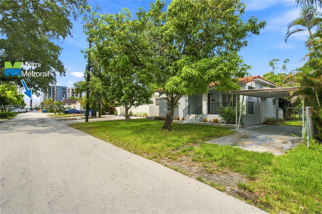 Active With Contract: $3,100 (2 beds, 1 baths, 816 Square Feet)