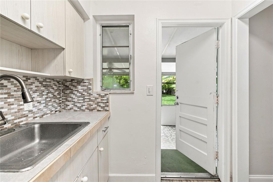 Active With Contract: $3,100 (2 beds, 1 baths, 816 Square Feet)
