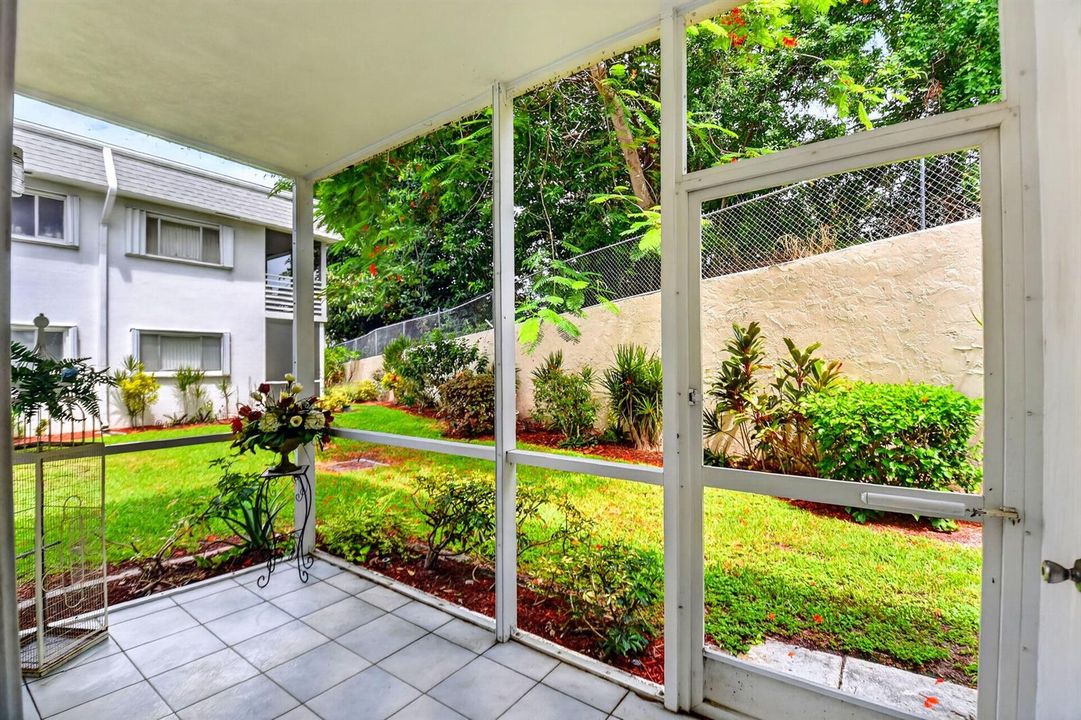 Screened-in Porch - Garden View