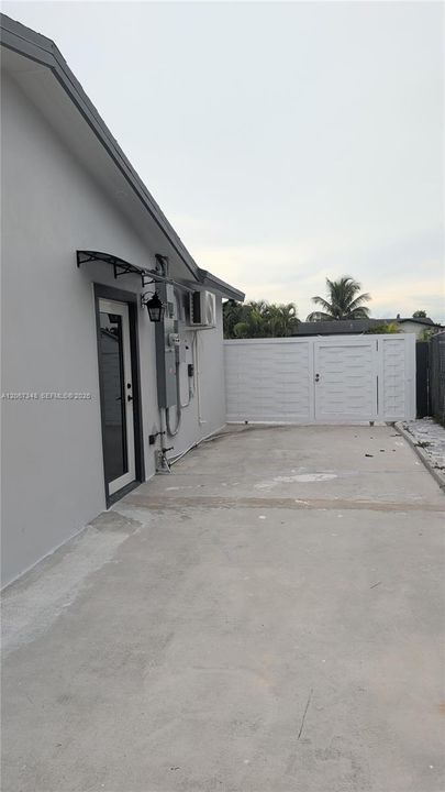 For Rent: $1,300 (1 beds, 1 baths, 1973 Square Feet)