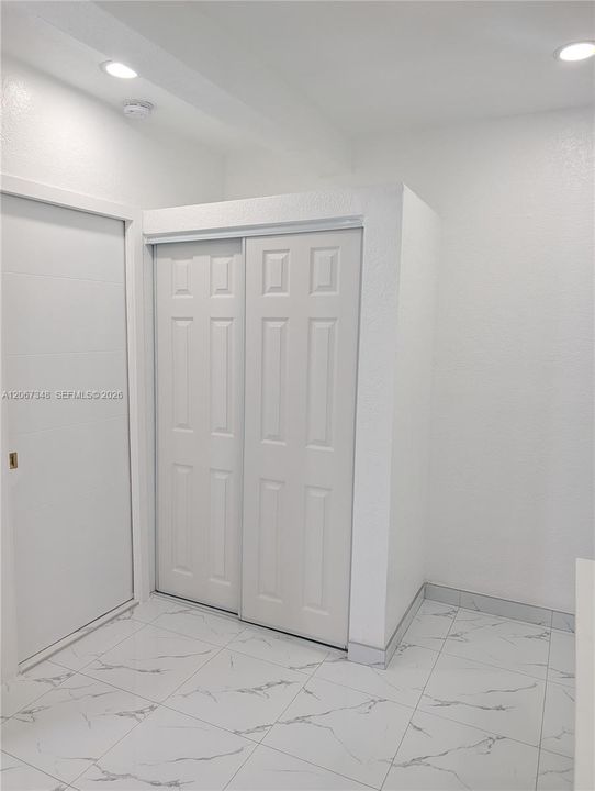 For Rent: $1,300 (1 beds, 1 baths, 1973 Square Feet)
