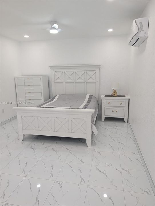 For Rent: $1,300 (1 beds, 1 baths, 1973 Square Feet)