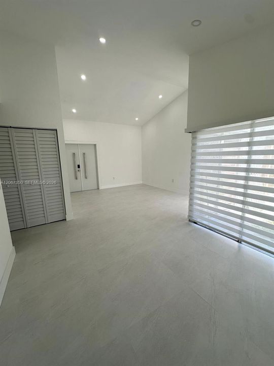 For Rent: $1,400 (1 beds, 1 baths, 1350 Square Feet)