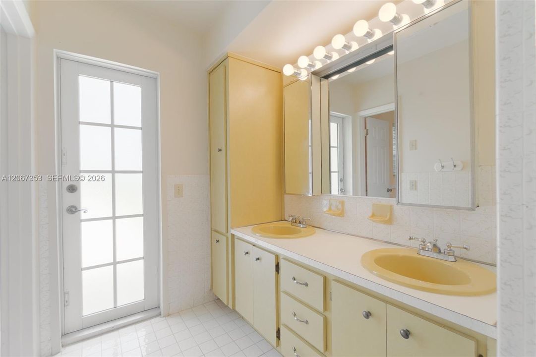 For Sale: $699,000 (4 beds, 2 baths, 1958 Square Feet)