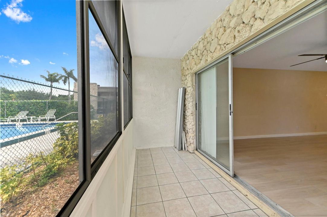 24 Balcony 02