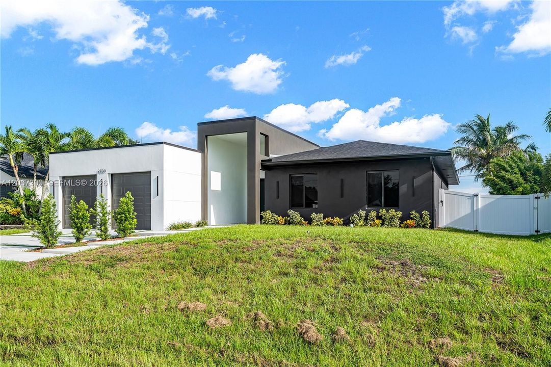 For Sale: $479,900 (3 beds, 3 baths, 1938 Square Feet)
