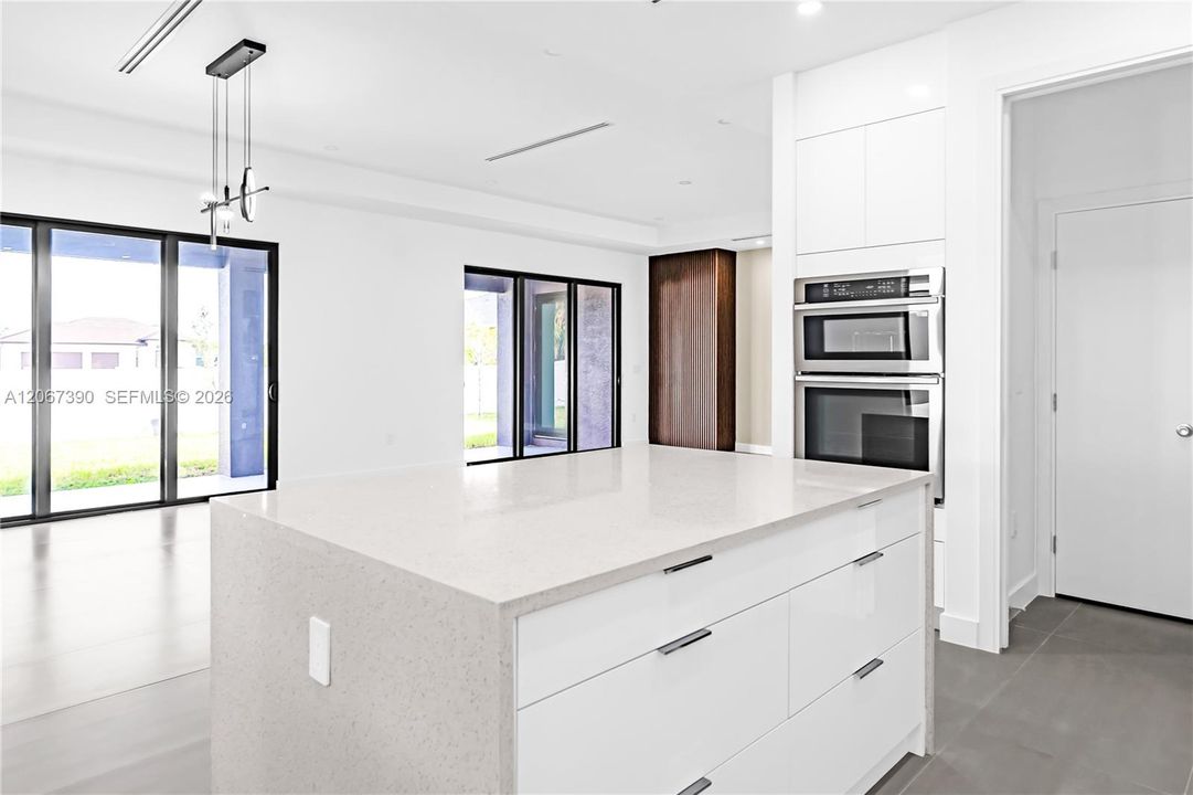 For Sale: $479,900 (3 beds, 3 baths, 1938 Square Feet)