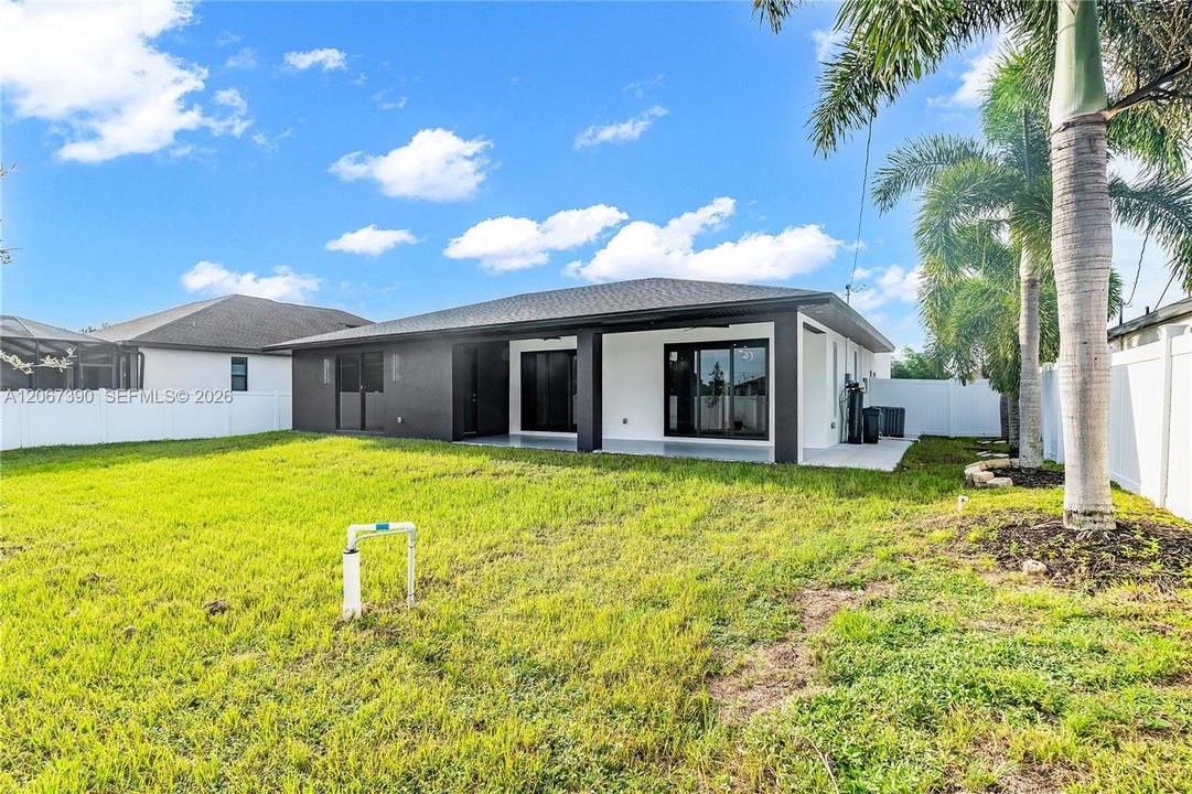 For Sale: $479,900 (3 beds, 3 baths, 1938 Square Feet)