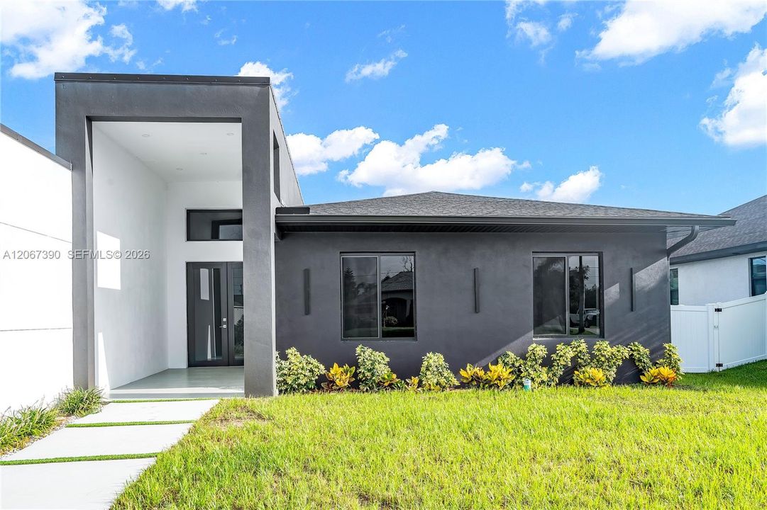 For Sale: $479,900 (3 beds, 3 baths, 1938 Square Feet)