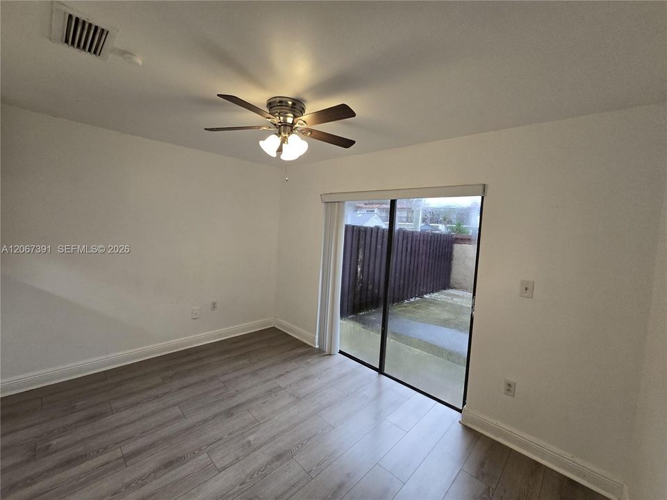 For Sale: $370,000 (2 beds, 1 baths, 962 Square Feet)