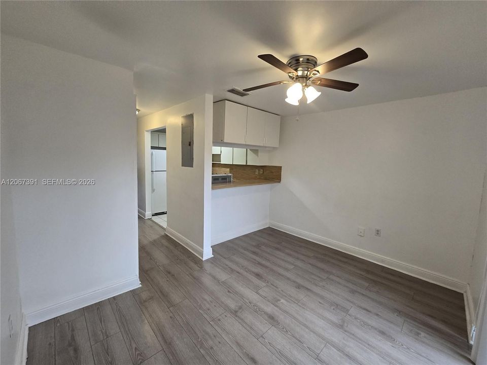 For Sale: $370,000 (2 beds, 1 baths, 962 Square Feet)