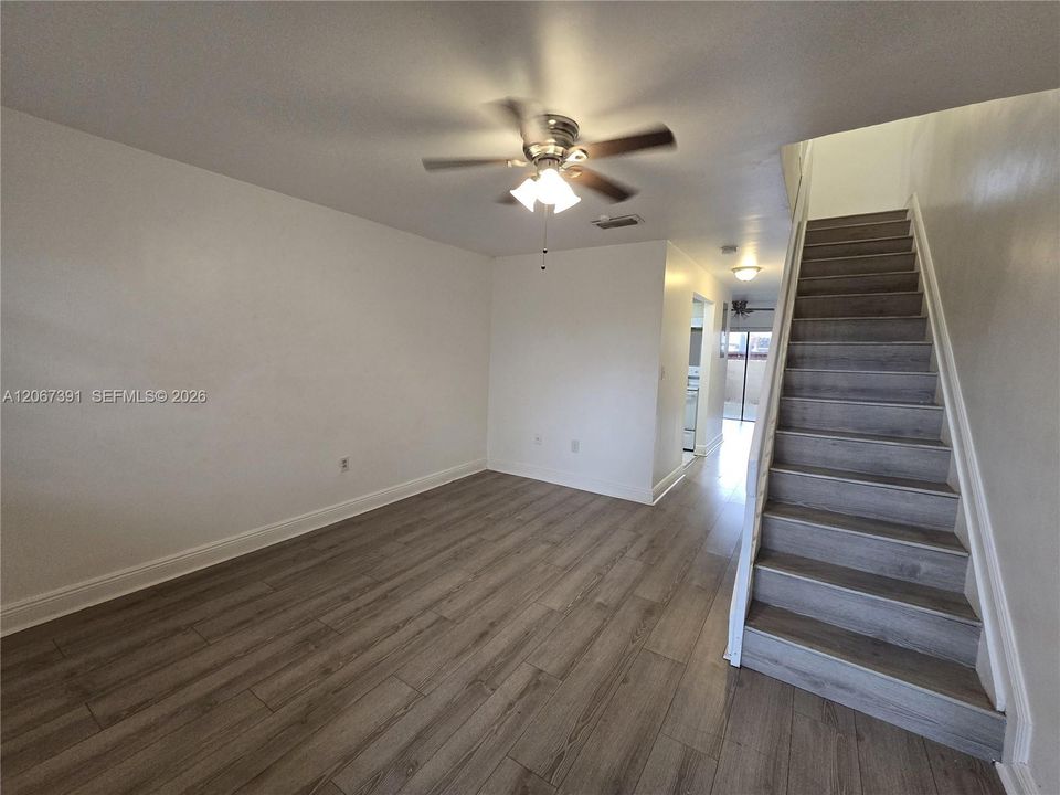 For Sale: $370,000 (2 beds, 1 baths, 962 Square Feet)