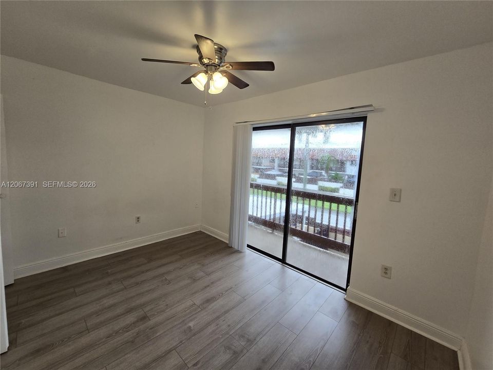 For Sale: $370,000 (2 beds, 1 baths, 962 Square Feet)