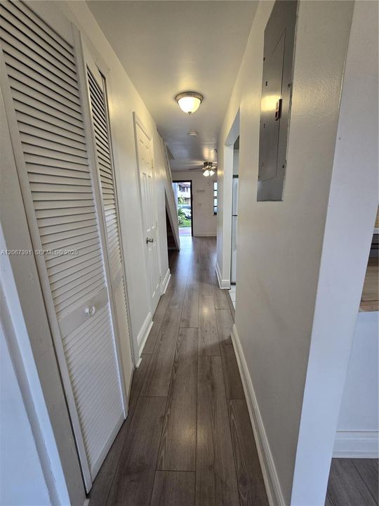For Sale: $370,000 (2 beds, 1 baths, 962 Square Feet)