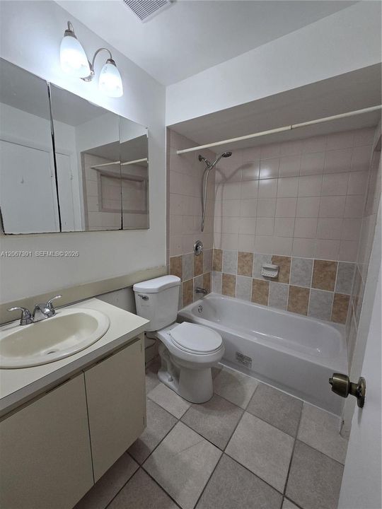For Sale: $370,000 (2 beds, 1 baths, 962 Square Feet)