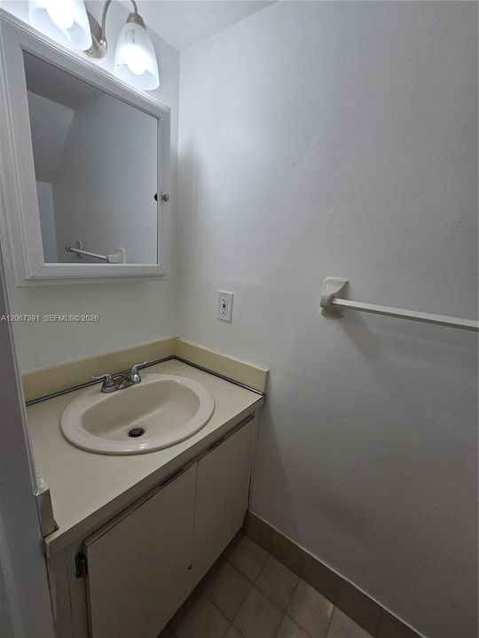 For Sale: $370,000 (2 beds, 1 baths, 962 Square Feet)