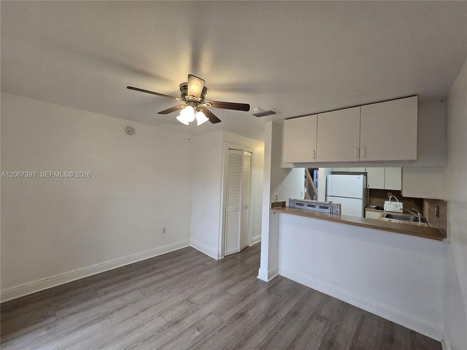 For Sale: $370,000 (2 beds, 1 baths, 962 Square Feet)
