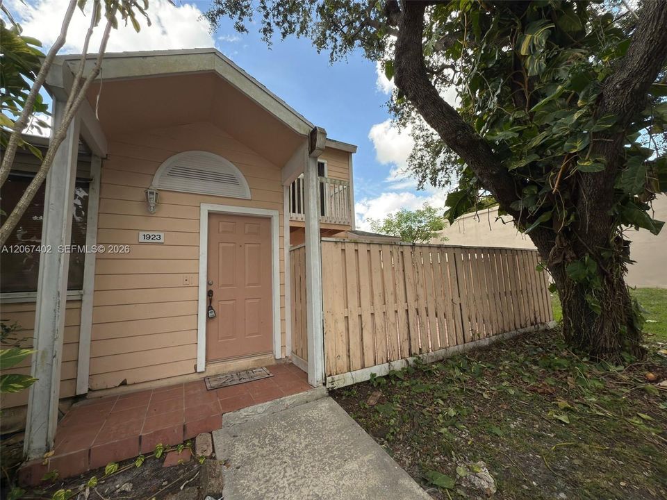 Active With Contract: $2,400 (3 beds, 2 baths, 1336 Square Feet)