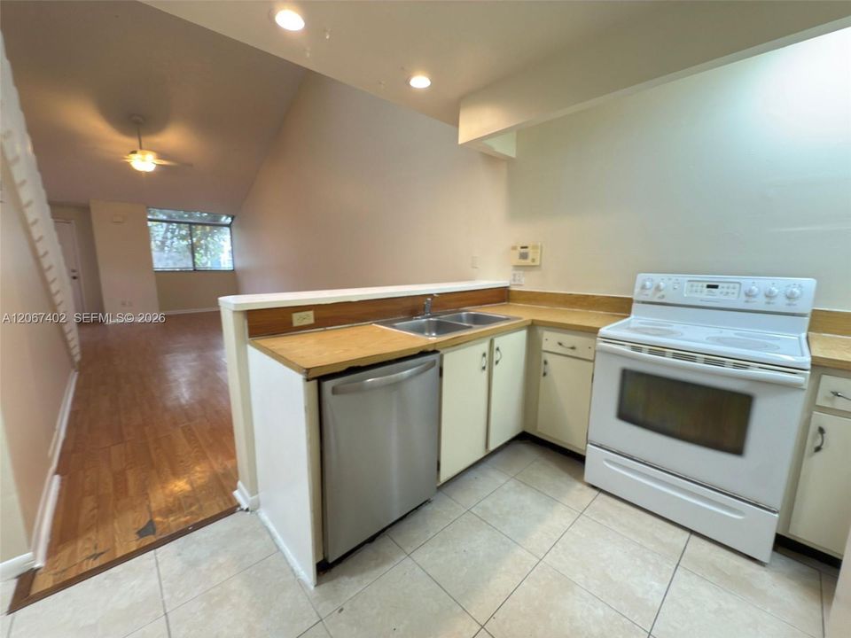 Active With Contract: $2,400 (3 beds, 2 baths, 1336 Square Feet)