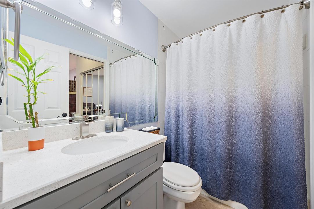 GuestBath_227 N Lakeshore Dr-5