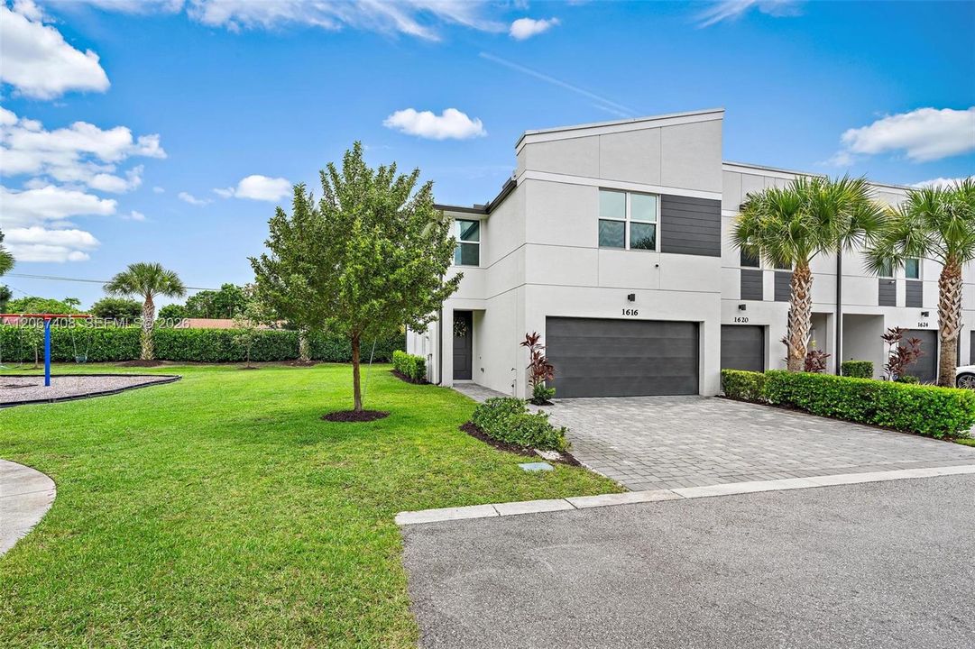 For Sale: $499,000 (3 beds, 2 baths, 1758 Square Feet)